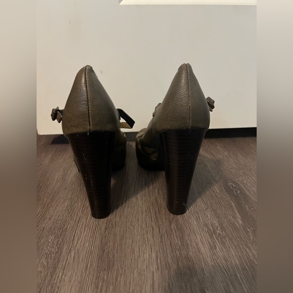 Vera Wang Heels in Taupe - Picture 3 of 4